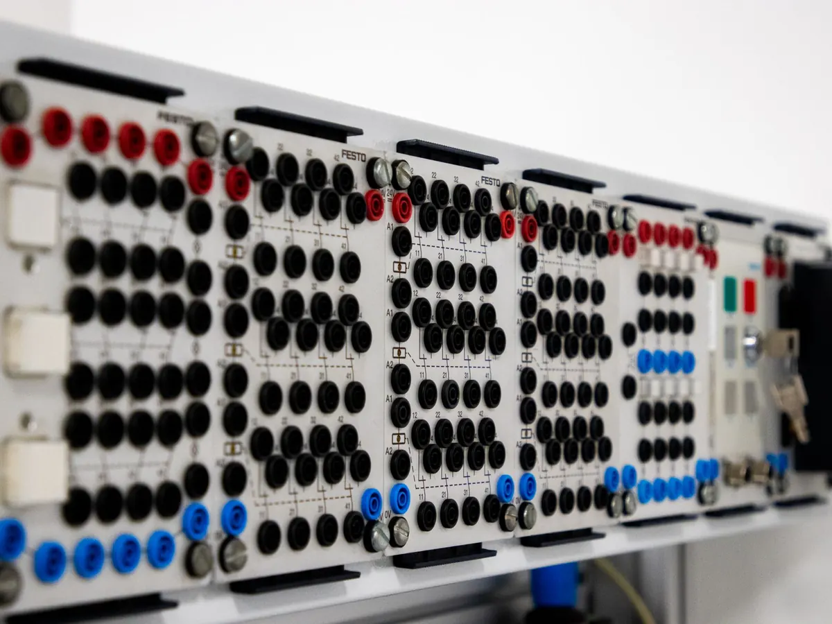 How to Debounce a Pushbutton in Embedded C Without Blocking Delays