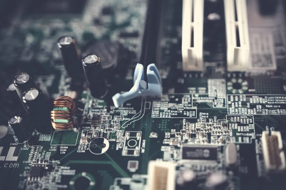 MOSFET vs. BJT: Choosing the Right Transistor for Switching and Amplification
